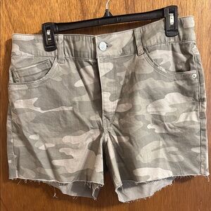Gibson Latimer Beige Camo Women's Cargo Shorts